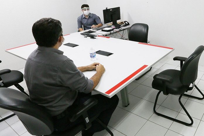 Sala passiva só é ocupada pelo próprio depoente e um servidor, que permanecem afastados