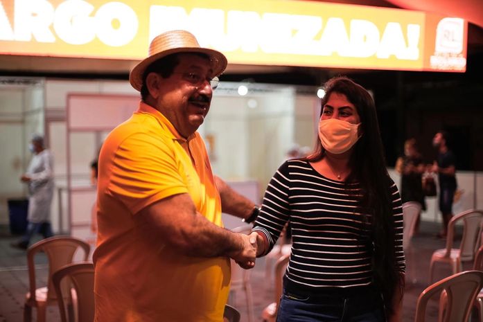 Prefeito de Rio Largo, Gilberto Gonçalves, acompanha vacinação de pessoas acima de 54 anos