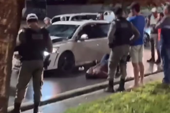 Acidente com cinco carros mobiliza o BPTran na Fernandes Lima; condutor tentou agredir policiais