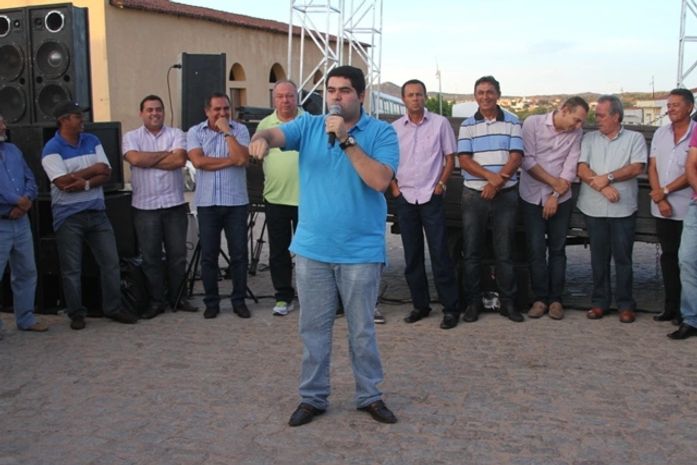 Prefeito Jacob Brandão (PP) discursando em Canapi