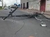 Caminhão que carregava trator derruba três postes e causa transtornos na parte alta de Maceió