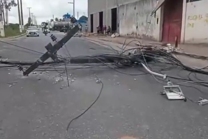 Caminhão que carregava trator derruba três postes e causa transtornos na parte alta de Maceió