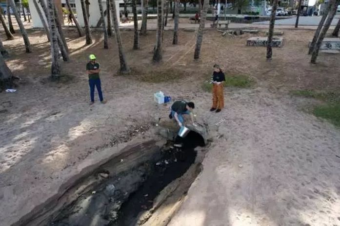 IMA multa BRK Ambiental por despejo irregular de esgoto na Ponta Verde