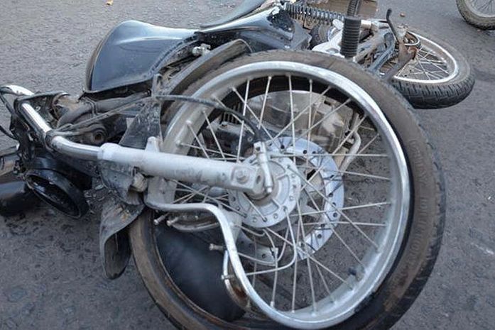 Motoqueiro sofre fratura exposta após colidir com poste no interior de AL; outra pessoa também ficou ferida