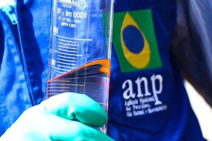 Fiscalização da ANP revela venda irregular de lubrificantes em Maceió; mais de 780 litros de óleo foram apreendidos