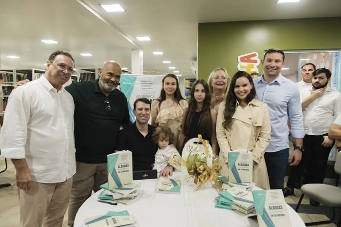 Em noite comemorativa, deputado Daniel Barbosa lança livro na Casa da Cultura