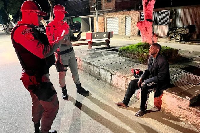 Em Santana do Mundaú, PMs se arriscam para salvar vida de homem em meio a chamas