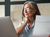 Etarismo contra mulher no mercado de trabalho: “envelhecer não é sinônimo de diminuição de competência”