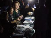 Luzes do plenário do Senado são apagadas depois de senadoras da oposição impedirem Eunício Oliveira de presidir a sessão de votação da reforma trabalhista