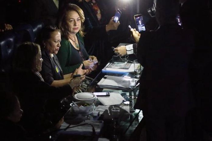 Luzes do plenário do Senado são apagadas depois de senadoras da oposição impedirem Eunício Oliveira de presidir a sessão de votação da reforma trabalhista