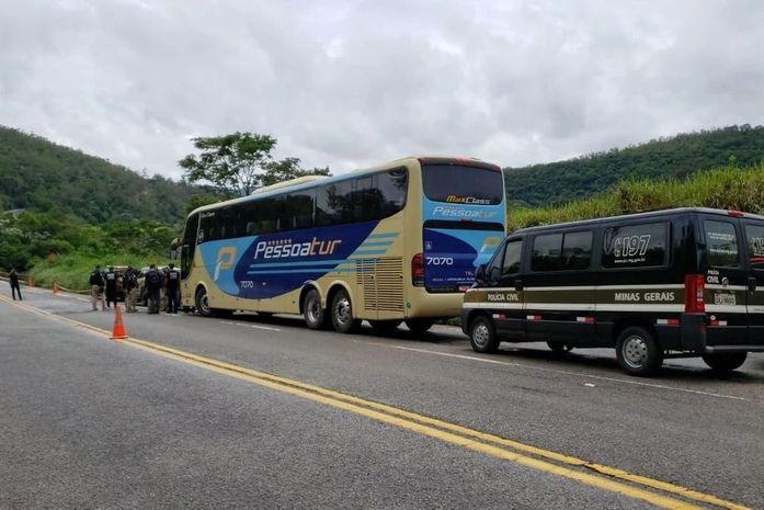 Polícia faz reconstituição de acidente com 19 mortes de ônibus que caiu de viaduto em MG