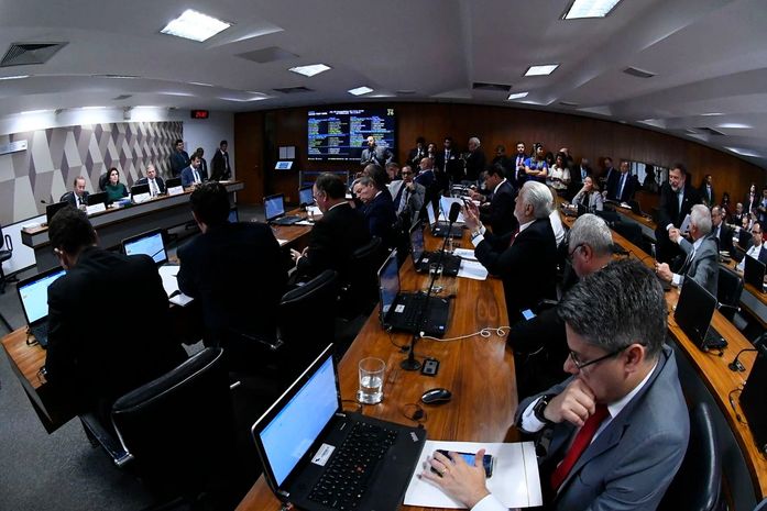 Comissão analisou novo relatório do senador Tasso Jereissati e rejeitou todas as sugestões de mudanças no texto.