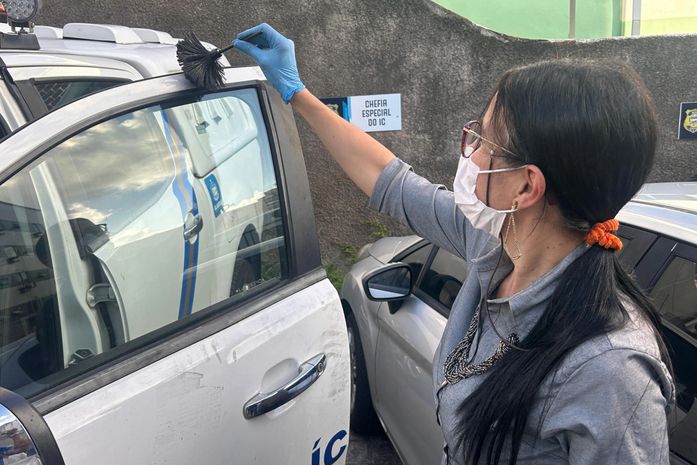 Coleta de impressões digitais na cena do crime é essencial para desvendar a verdade