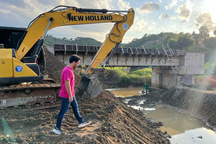 Prefeito de Santana do Mundaú acompanha andamento de obras na zona rural