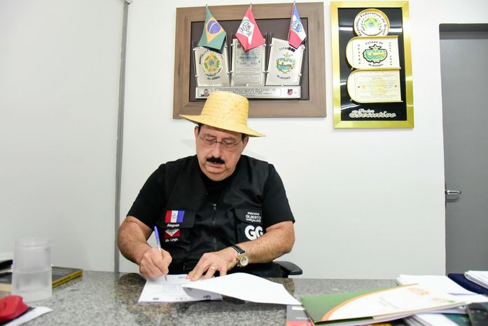 Prefeito Gilberto Gonçalves assina ordem de serviço para construção da Praça do Amor, em Rio Largo