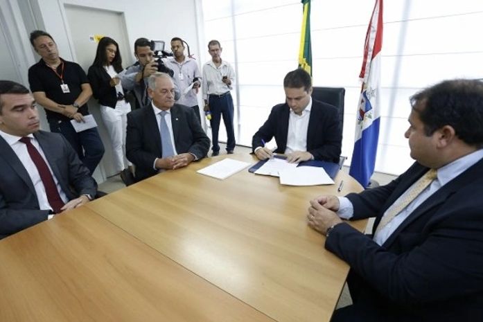 Renan Filho assina decretos
