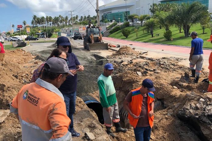 Secretário Mac Lira, acompanhou o serviço de recomposição da rede de drenagem.