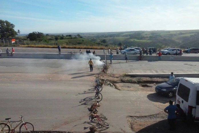 Após horas de protesto, trânsito é liberado na BR-101