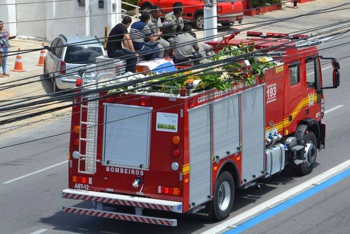Cortejo e honrarias militares marcam sepultamento de militares em Maceió