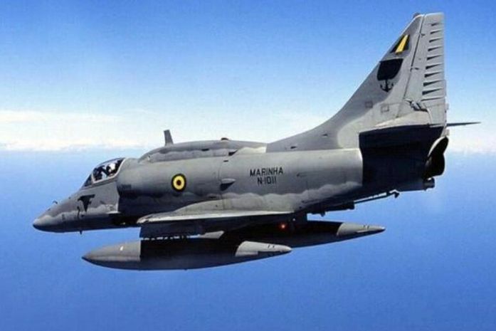 Avião da Marinha cai no mar durante treinamento