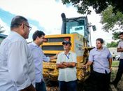 Rui Palmeira vistoria as obras de pavimentação das ruas do conjunto Inocoop.