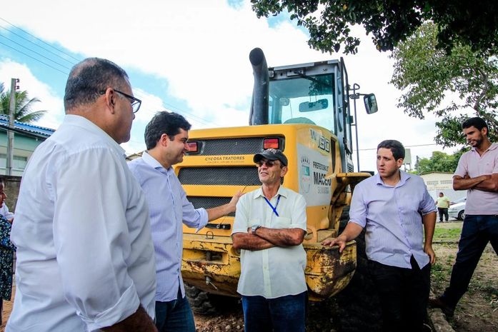 Rui Palmeira vistoria as obras de pavimentação das ruas do conjunto Inocoop.