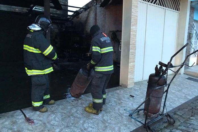 Incêndio destrói oficina mecânica no interior de Alagoas; bombeiros foram acionados