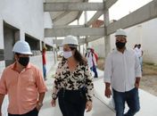 Prefeita do município, Fabiana Pessoa, em visita às obras do Estádio Municipal Coaracy da Mata.
