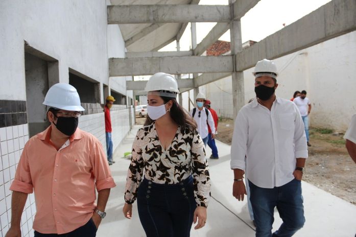 Prefeita do município, Fabiana Pessoa, em visita às obras do Estádio Municipal Coaracy da Mata.
