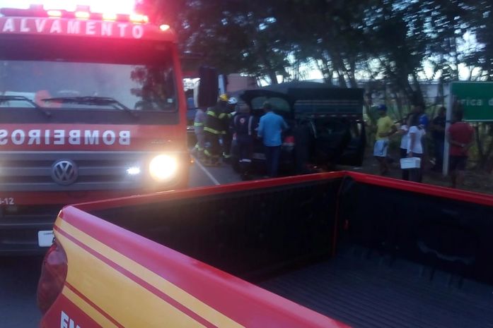 Carro colidiu com a traseira de um caminhão que estava parado às margens da via.