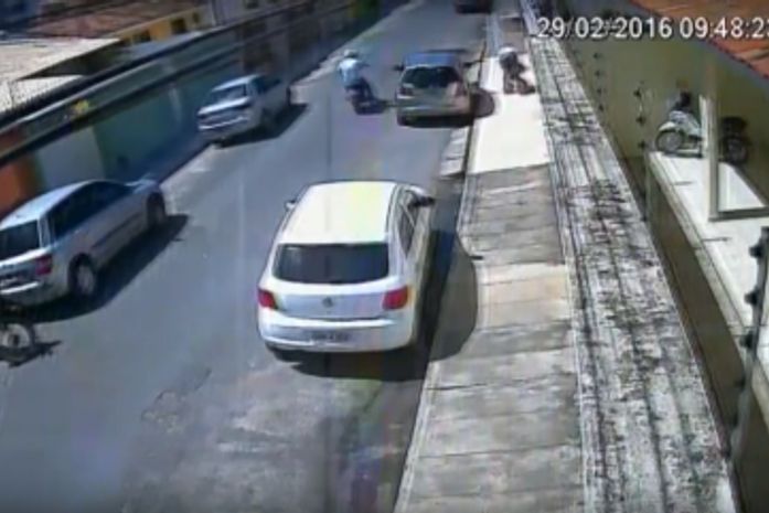 Vídeo mostra momento exato de jovem sendo agredida