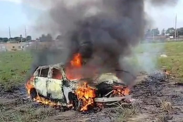 Capotamento seguido de incêndio em BMW deixa dois homens mortos, na parte alta de Maceió