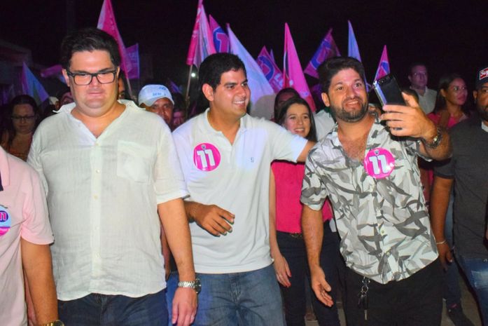 Candidato Luh Nogueira (centro) nas caminhadas buscando apoio por toda região