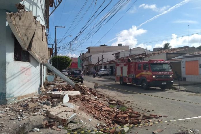Parte de teto e varanda de residência desabam na Ponta Grossa