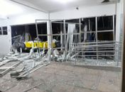 Agência ficou destruída após a ação criminosa