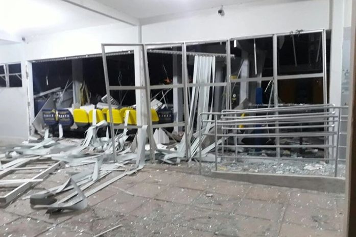 Agência ficou destruída após a ação criminosa