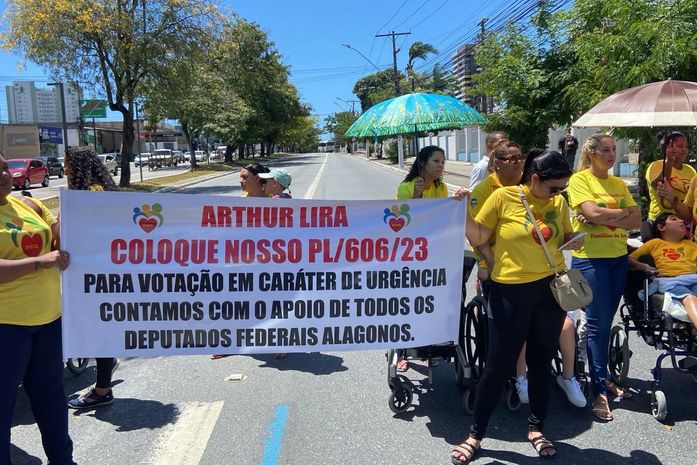 “Negligência inaceitável”: protesto por inclusão de AL em programa para crianças com Zika bloqueia Fernandes Lima