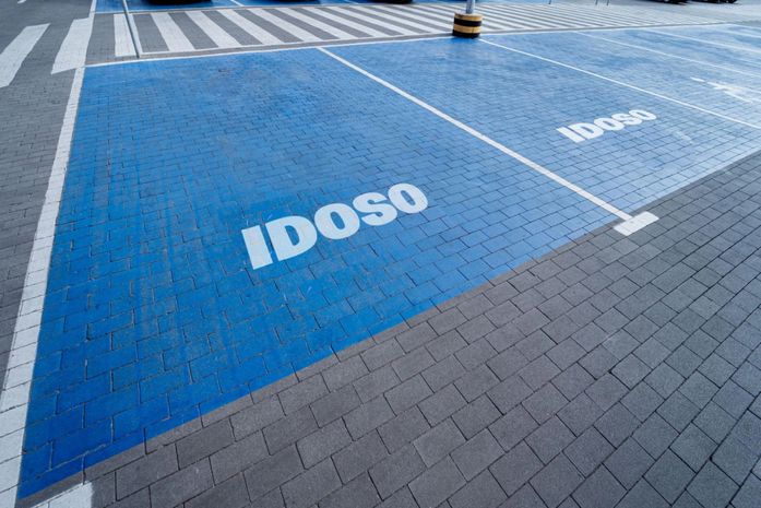 Detran-AL passa a emitir cartão de vaga especial para idoso de forma digital