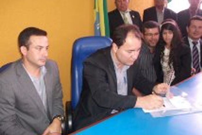 “Precisamos criar opções de emprego para o nosso povo”, defendeu Oliveiro Torres, ao assinar a obra importante para a cidade