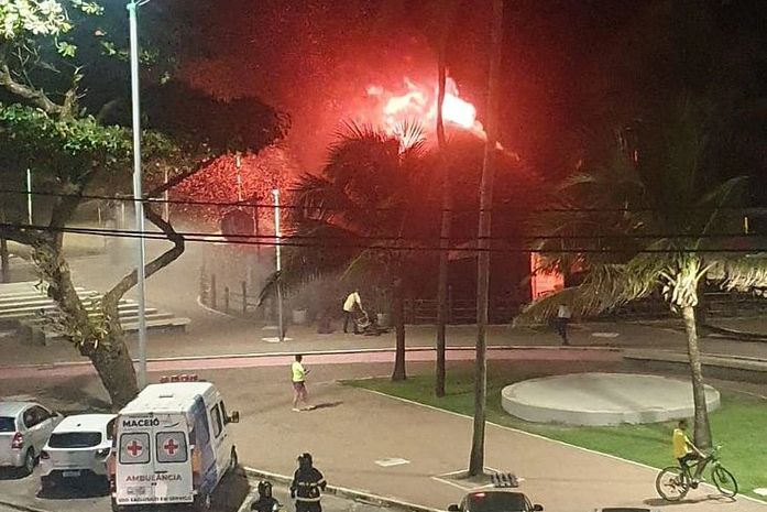 Vídeos: Incêndio atinge restaurante na Orla da Jatiúca em Maceió