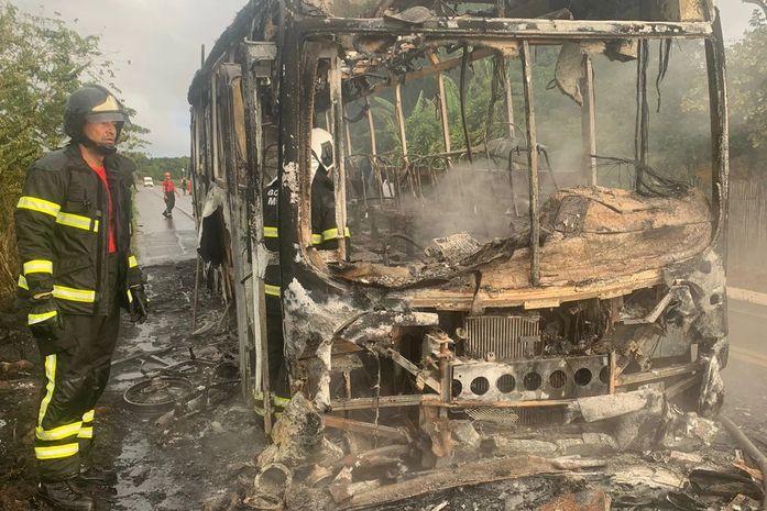 Colisão entre ônibus e motocicleta deixa um morto, na BR-316; veículo pegou fogo após acidente