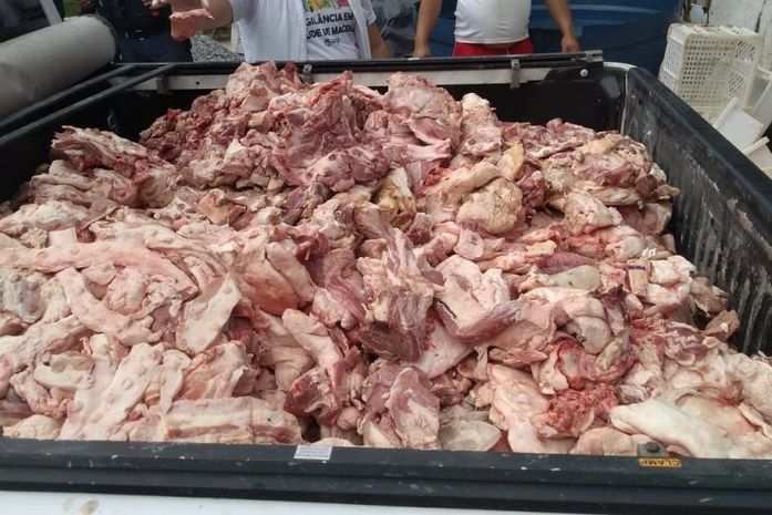 Vigilância Sanitária apreende quase uma tonelada de alimentos estragados na parte alta de Maceió
