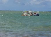 Catamarã afunda no mar da Ponta Verde neste sábado (20); não há registro de vítimas