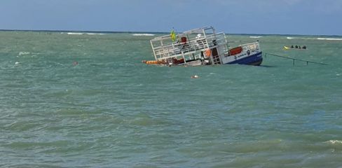 Catamarã afunda no mar da Ponta Verde neste sábado (20); não há registro de vítimas