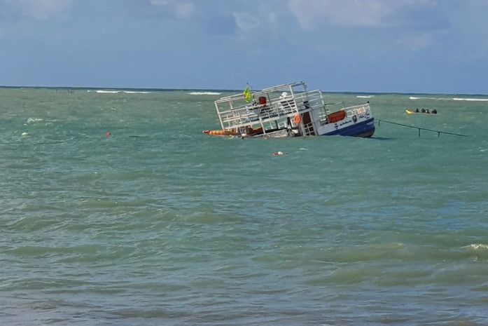 Catamarã afunda no mar da Ponta Verde neste sábado (20); não há registro de vítimas