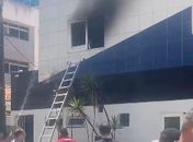 Incêndio atinge quarto de hotel na Jatiúca e funcionário é levado ao hospital após inalar fumaça; veja vídeo