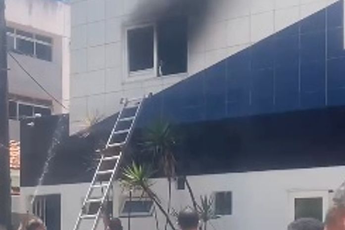 Incêndio atinge quarto de hotel na Jatiúca e funcionário é levado ao hospital após inalar fumaça; veja vídeo