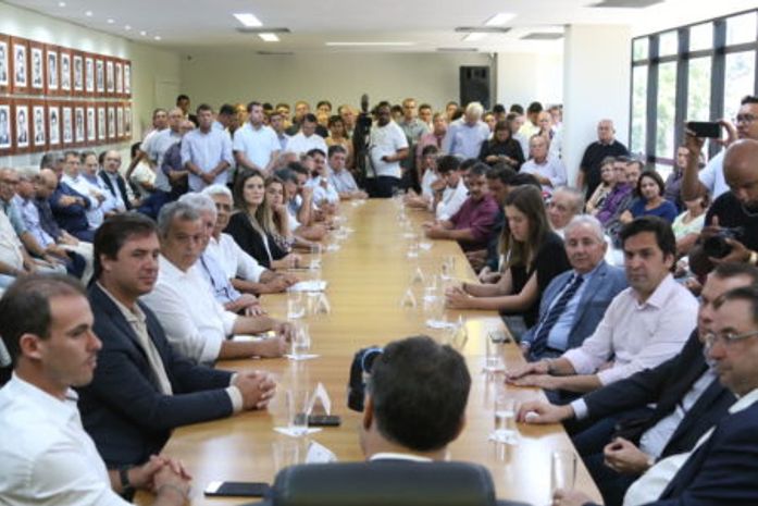 Prefeitos acompanharam a assinatura junto ao governador Renan Filho