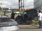 Carro fica destruído após acidente na Av. Durval de Góes Monteiro, em Maceió 