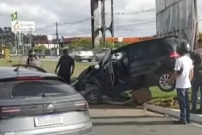 Carro fica destruído após acidente na Av. Durval de Góes Monteiro, em Maceió